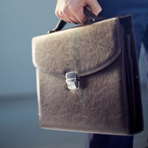 close-up-businessman-holding-briefcase (1)